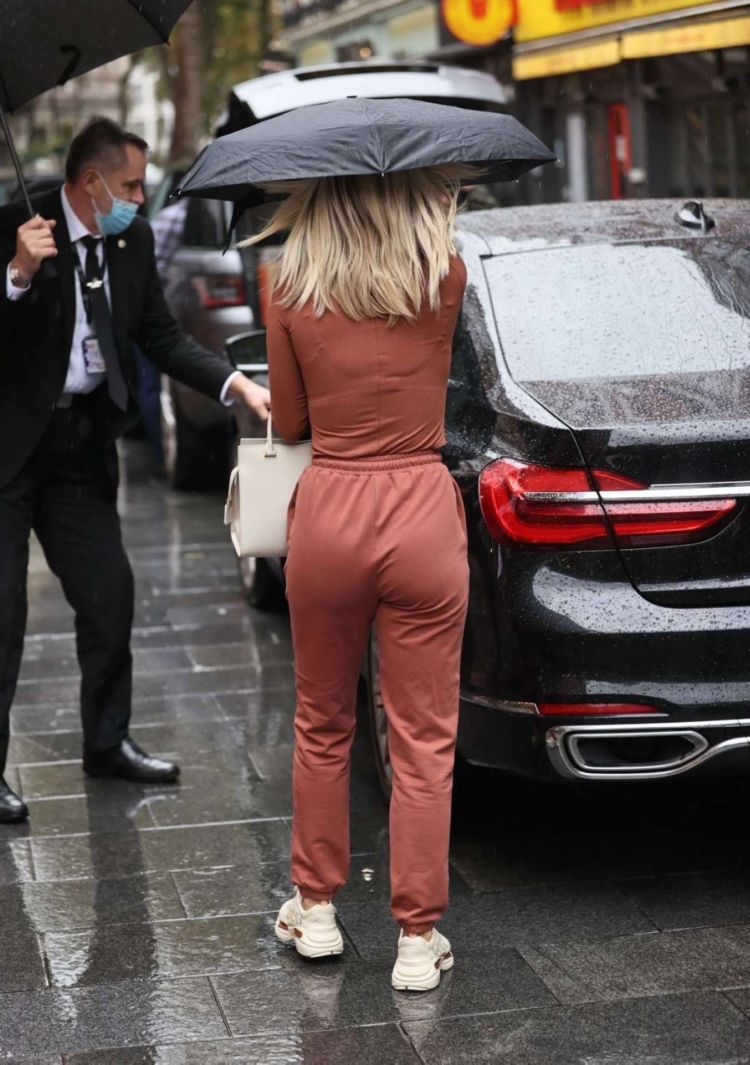 Gorgeous Ashley Roberts Leaving Heart Radio On A Rainy Day In London
