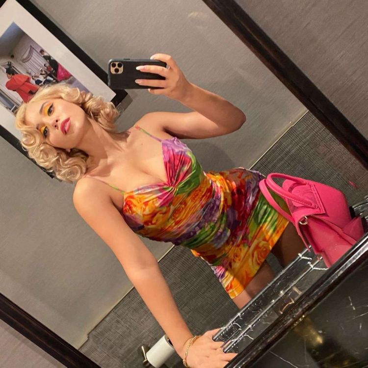 Gorgeous Caylee Cowan In Bold Colors While Arriving For Dinner At Craig's