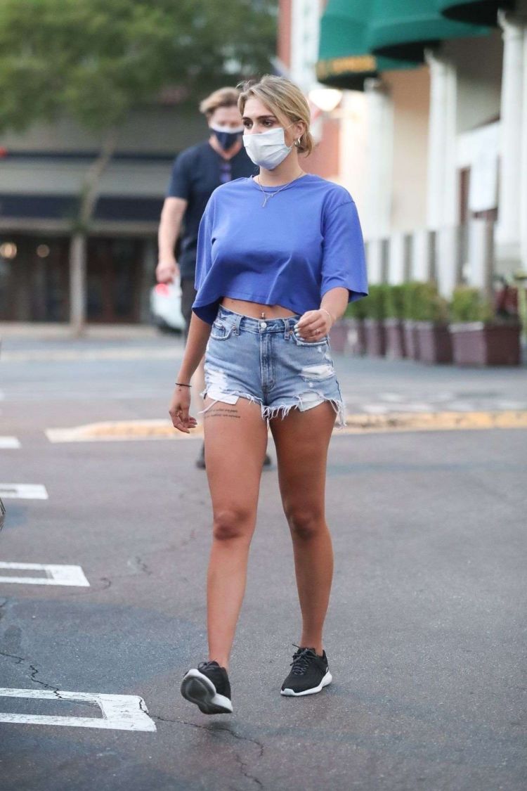 Emma Krokdal Spotted Picking Up Groceries At Gelson's In West Hollywood