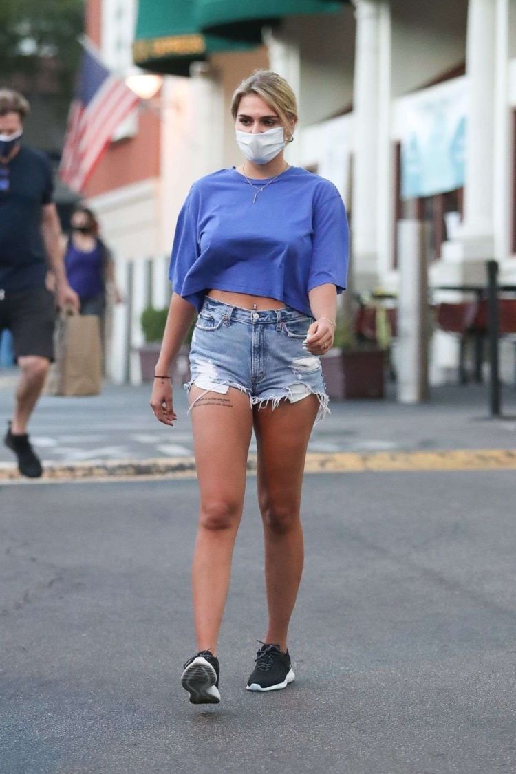 Emma Krokdal Spotted Picking Up Groceries At Gelson's In West Hollywood