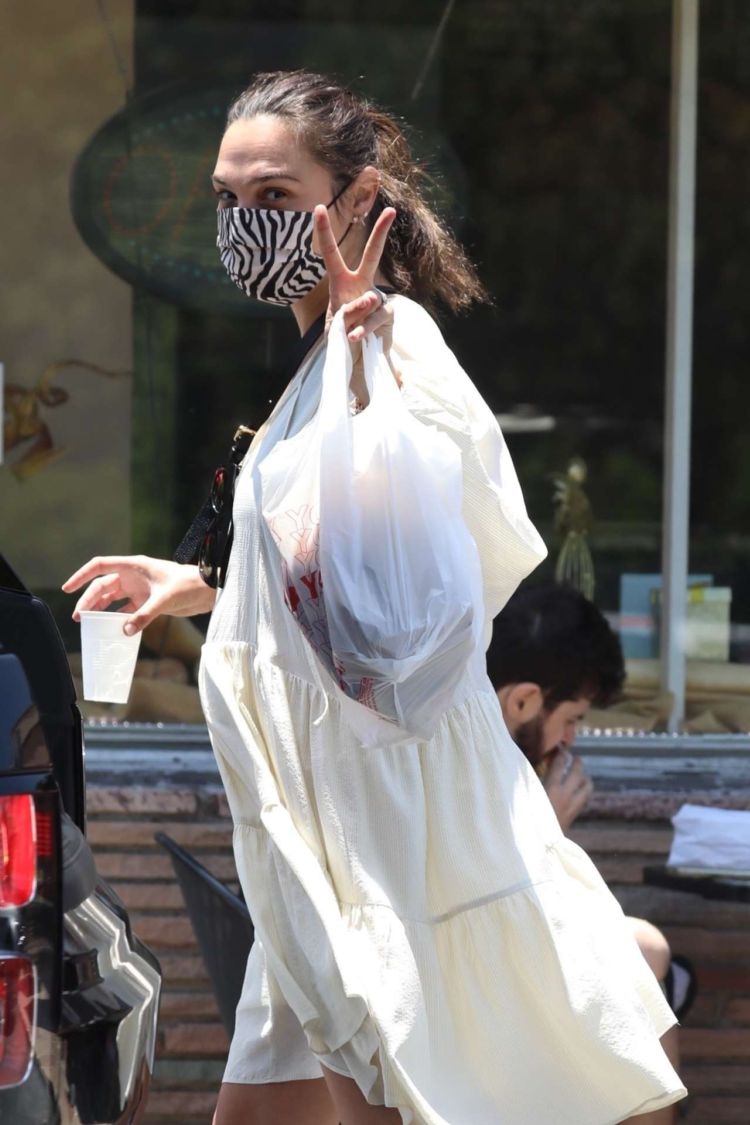 Gal Gadot Spotted Outside A Bakery In Los Angeles
