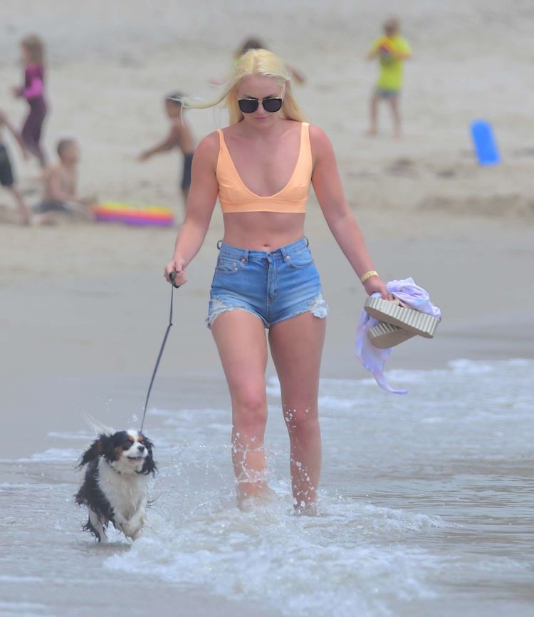 Lindsey Vonn Walks In Shorts On The Beach With Her Sister
