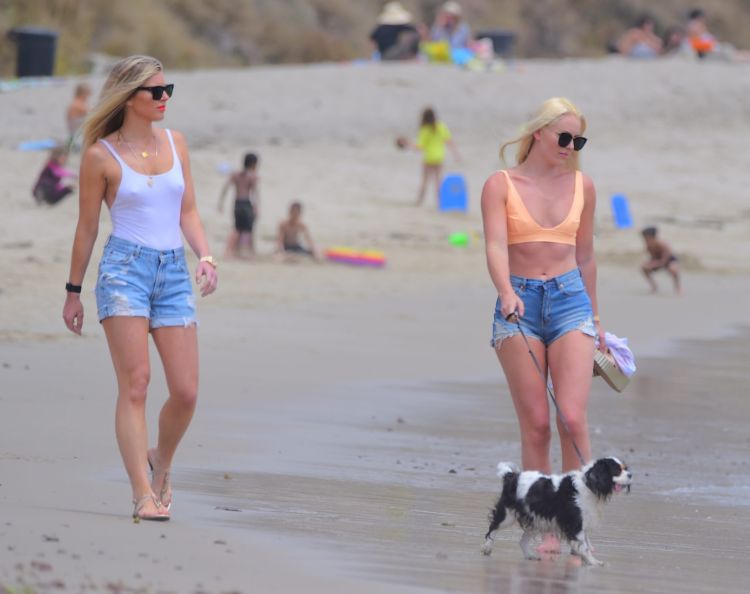 Lindsey Vonn Walks In Shorts On The Beach With Her Sister