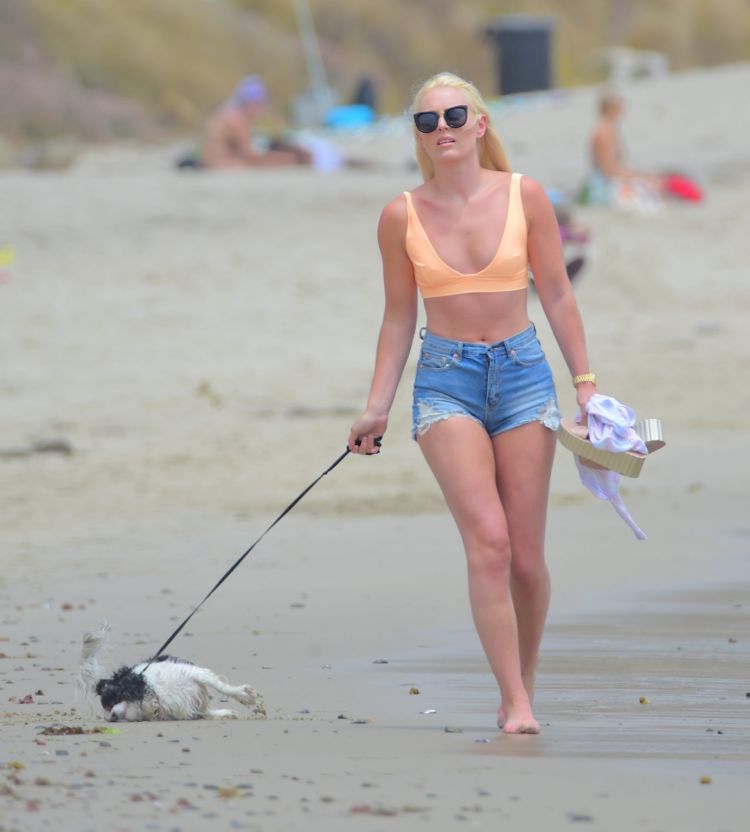 Lindsey Vonn Walks In Shorts On The Beach With Her Sister