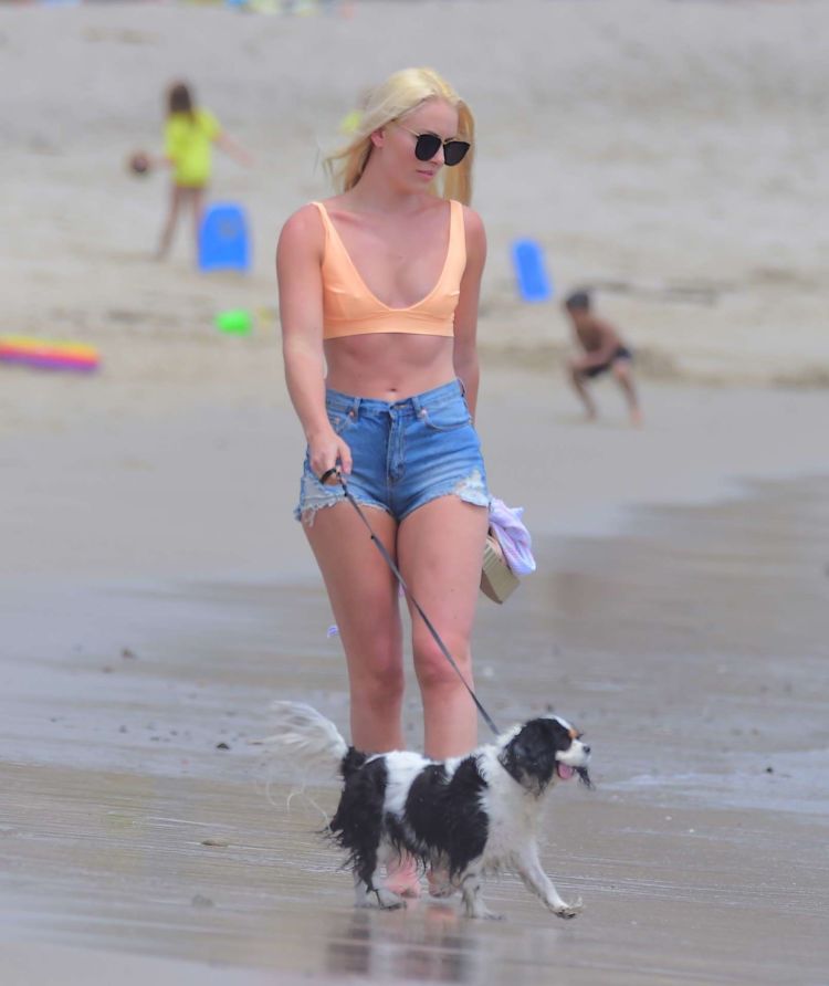 Lindsey Vonn Walks In Shorts On The Beach With Her Sister