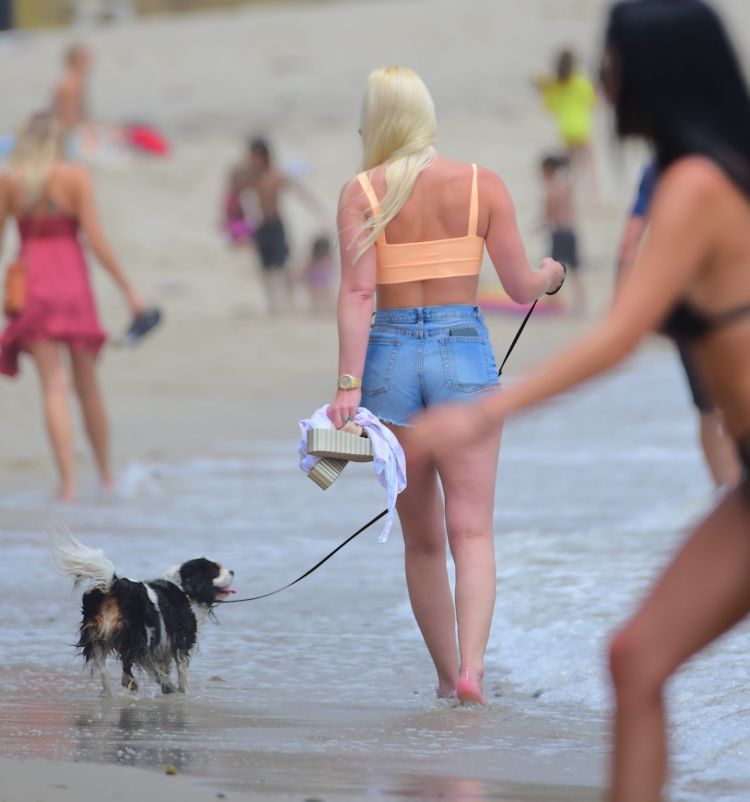 Lindsey Vonn Walks In Shorts On The Beach With Her Sister