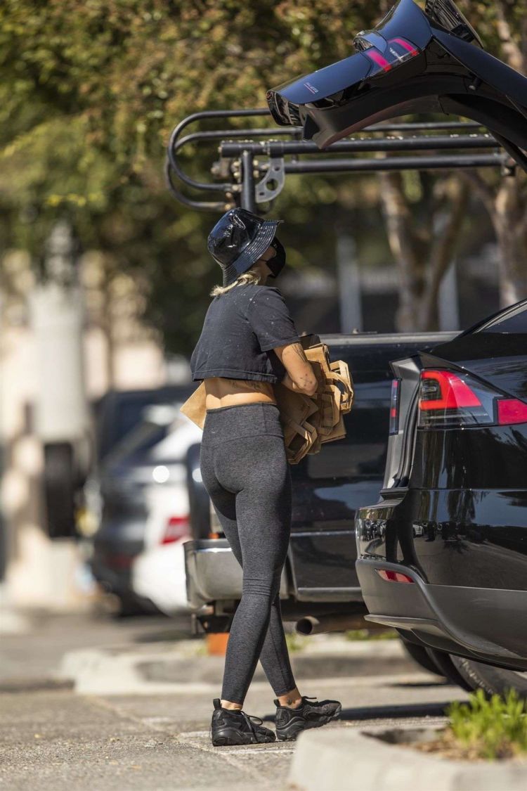 Miley Cyrus Spotted Grocery Shopping With A Friend In Calabasas