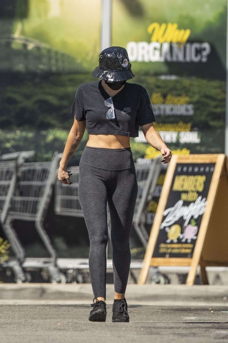 Miley Cyrus Spotted Grocery Shopping With A Friend In Calabasas