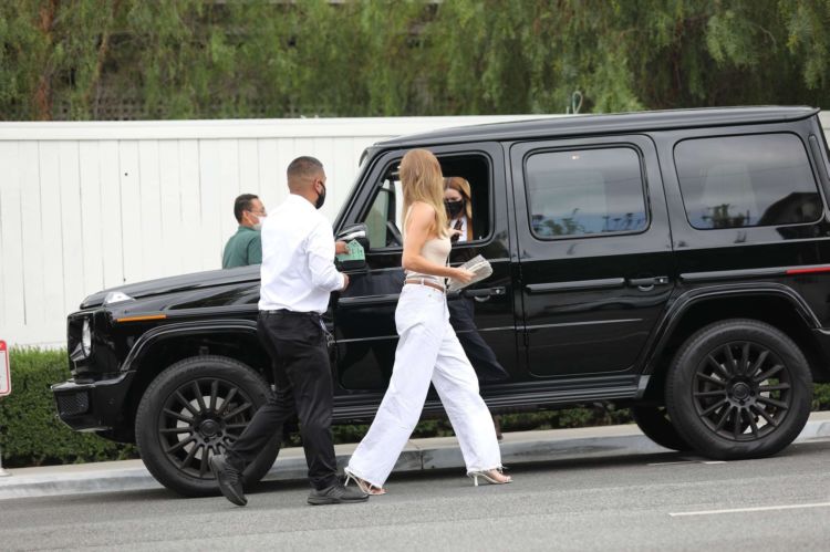 Rosie Huntington-Whiteley Candids At San Vicente Bungalows In West Hollywood