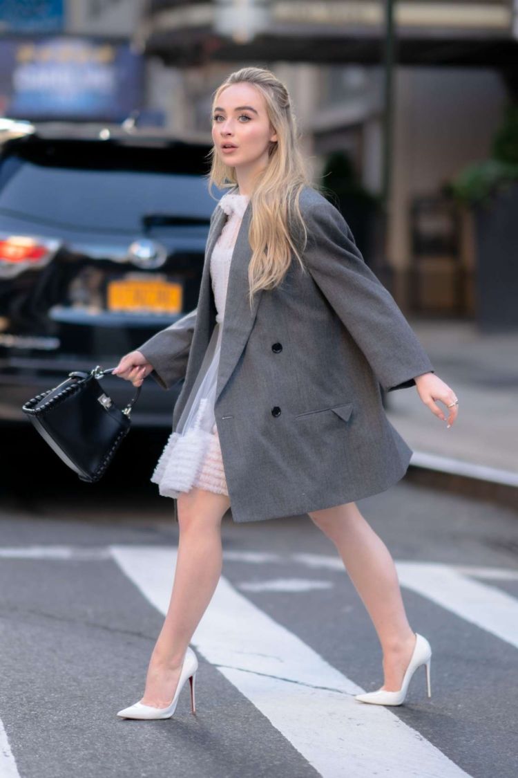 Pretty Sabrina Carpenter Arriving To Live With Kelly And Ryan
