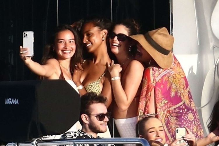 Sara Sampaio, Lais Ribero, Shanina Shaik And Jasmine Tookes At A Yacht Party At Miami Beach