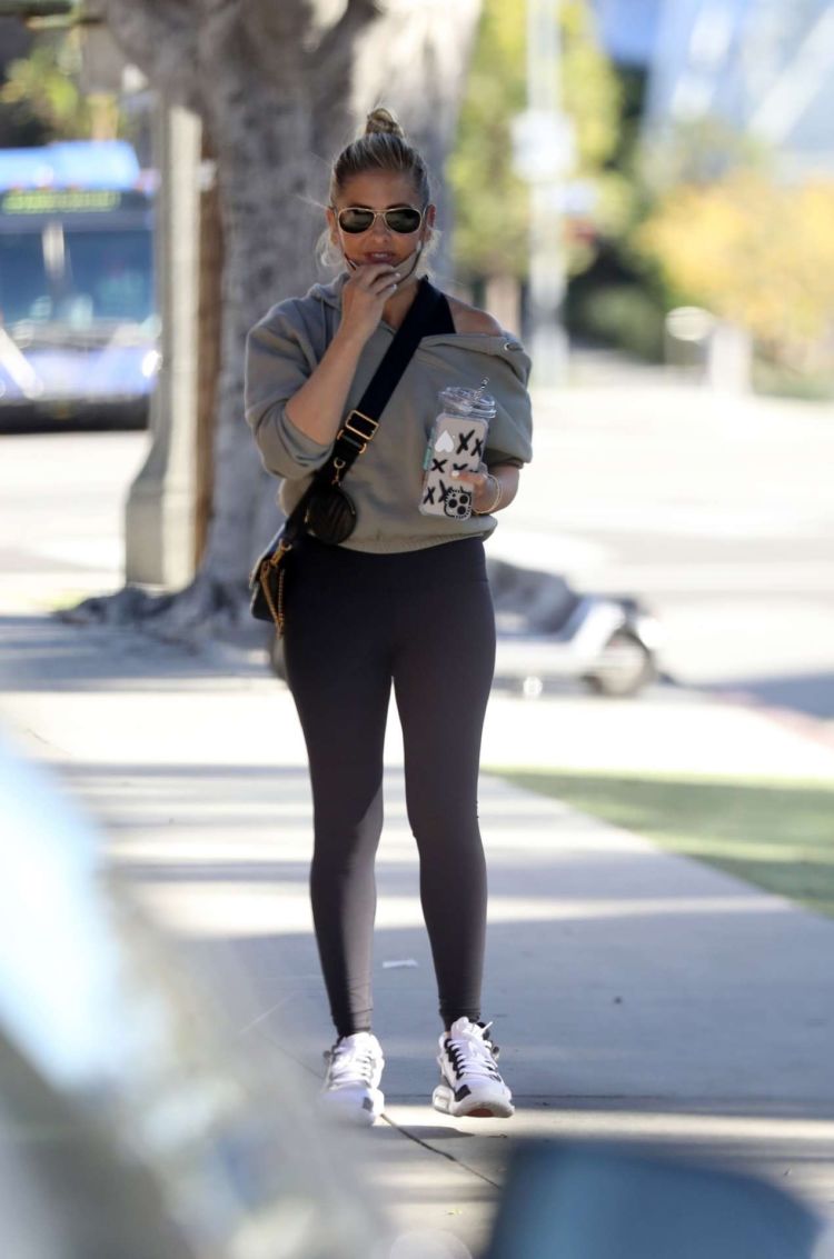 Sarah Michelle Gellar Having Ice Coffee After Her Morning Workout