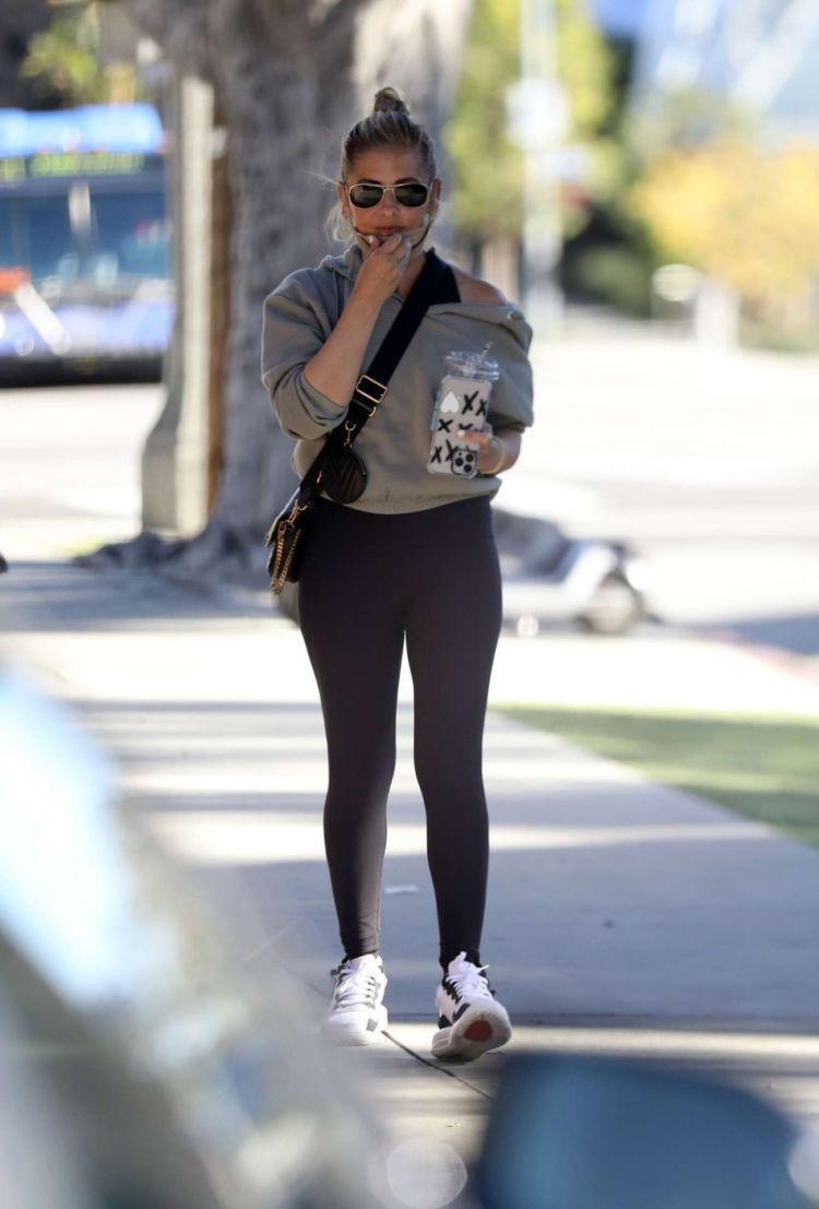 Sarah Michelle Gellar Having Ice Coffee After Her Morning Workout