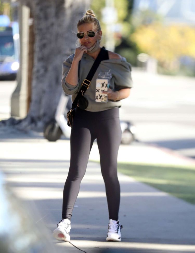 Sarah Michelle Gellar Having Ice Coffee After Her Morning Workout