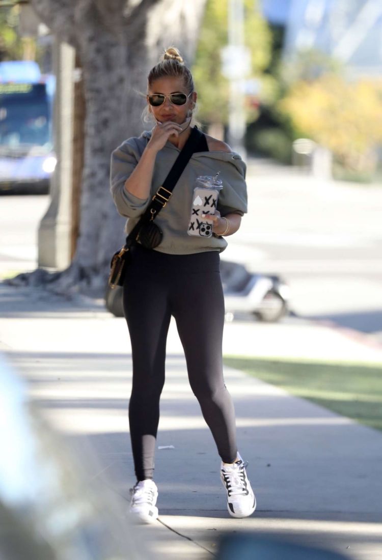 Sarah Michelle Gellar Having Ice Coffee After Her Morning Workout