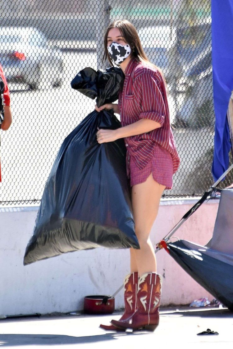 Scout Willis Donates A Few Bags Of Clothes In Los Angeles
