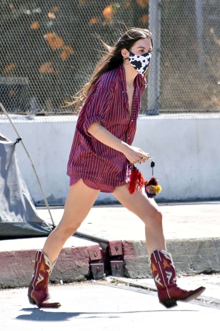 Scout Willis Donates A Few Bags Of Clothes In Los Angeles