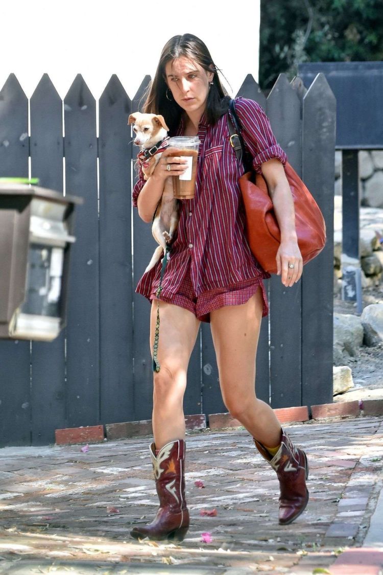 Scout Willis Donates A Few Bags Of Clothes In Los Angeles