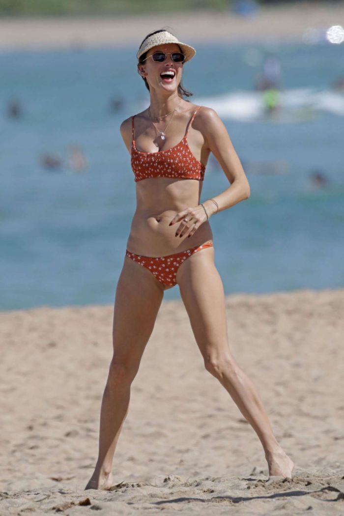 Alessandra Ambrosio In A Bikini On Her Beach Vacation In Hawaii