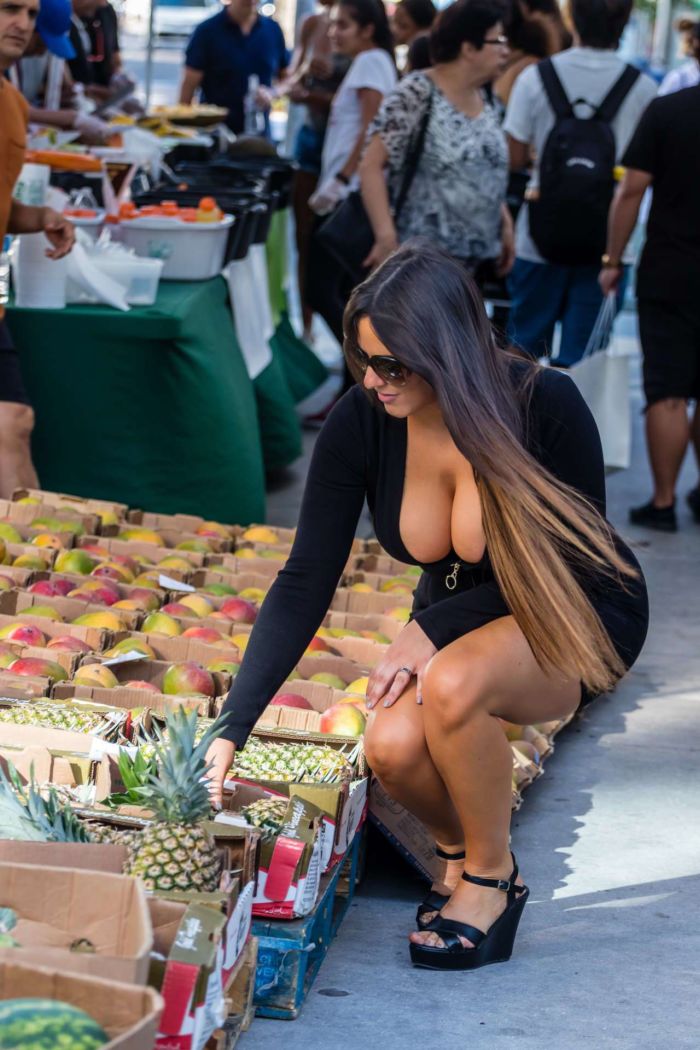 Stunning Claudia Romani Enjoys Her Day Out In South Beach