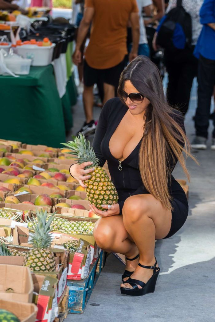 Stunning Claudia Romani Enjoys Her Day Out In South Beach