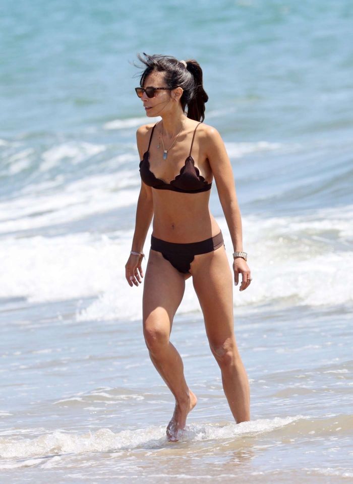 Jordana Brewster In Black Bikini With Boyfriend At A Beach In Santa Monica