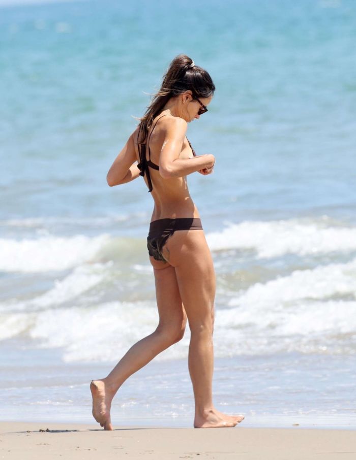 Jordana Brewster In Black Bikini With Boyfriend At A Beach In Santa Monica