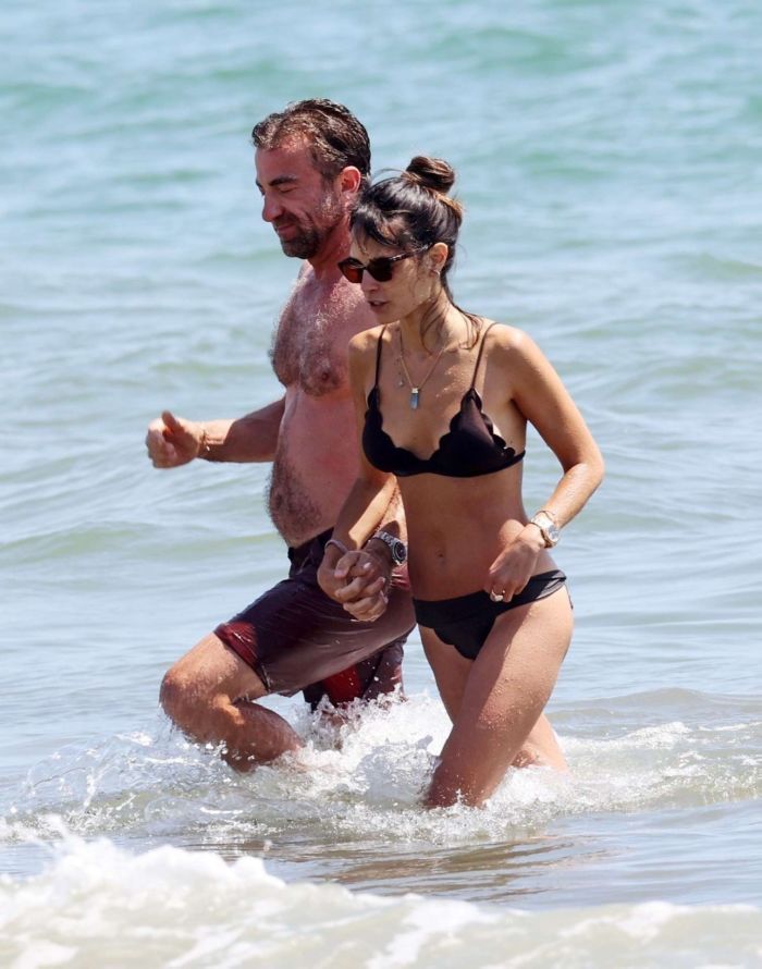 Jordana Brewster In Black Bikini With Boyfriend At A Beach In Santa Monica