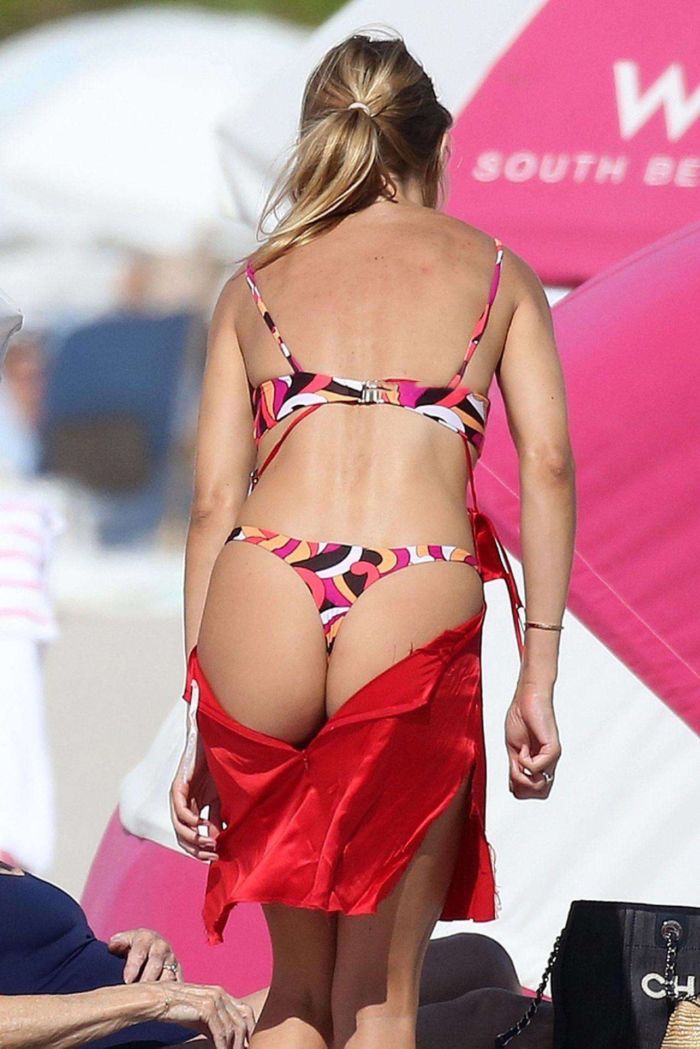 Kimberley Garner Spotted At The Beach In A Colorful Bikini In Miami
