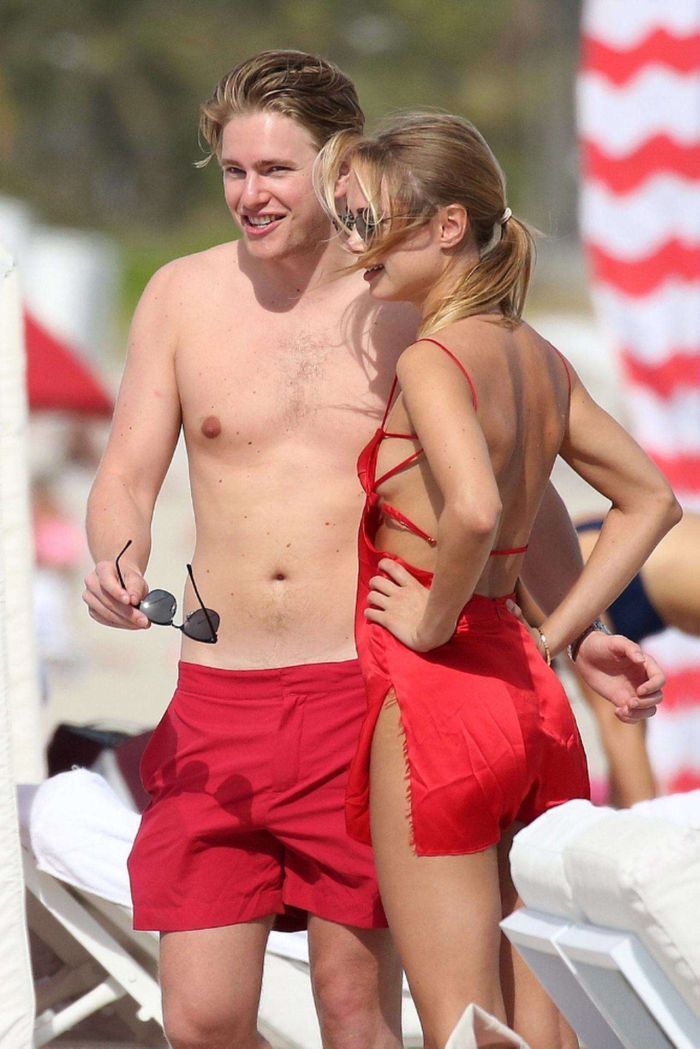 Kimberley Garner Spotted At The Beach In A Colorful Bikini In Miami