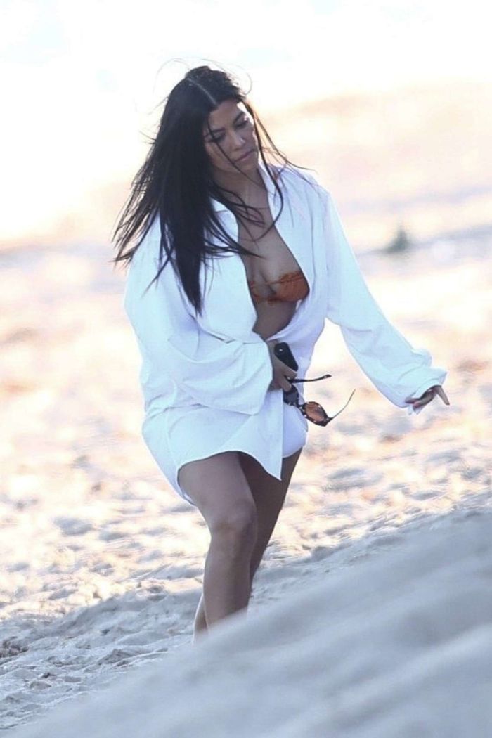 Kourtney Kardashian And Kendall Jenner Vacationing On The Beach In Malibu