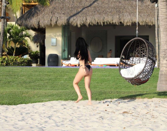 Stunning Kylie Jenner In A Thong Black Bikini