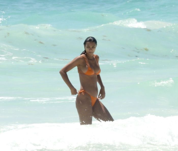 Lais Ribeiro Enjoying The Sea Waves In Bikini On The Beach In Tulum