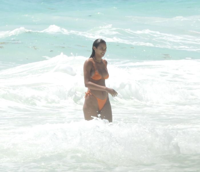 Lais Ribeiro Enjoying The Sea Waves In Bikini On The Beach In Tulum