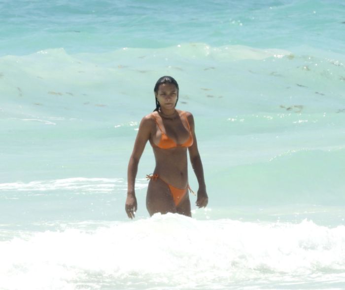 Lais Ribeiro Enjoying The Sea Waves In Bikini On The Beach In Tulum