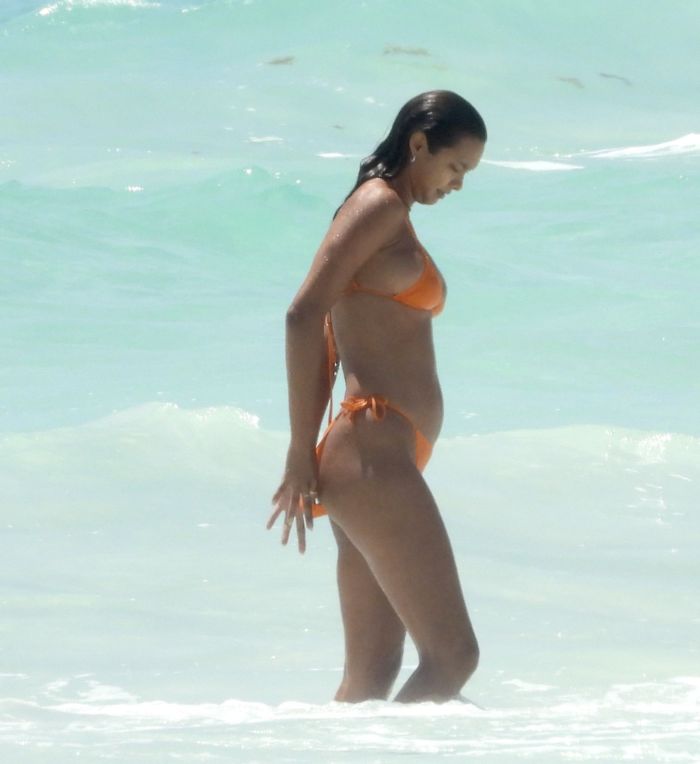 Lais Ribeiro Enjoying The Sea Waves In Bikini On The Beach In Tulum