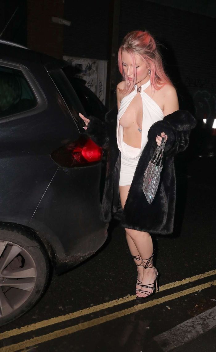 Pretty Lottie Moss Spotted At Louie Restaurant In London