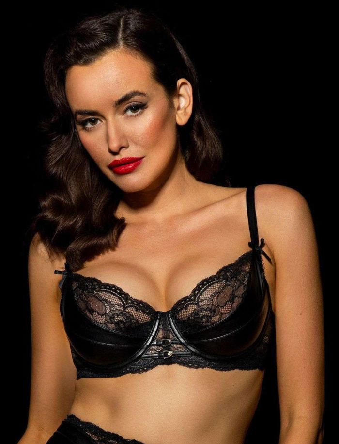 Sarah Stephens In A Sensual Photoshoot In Black Lingerie