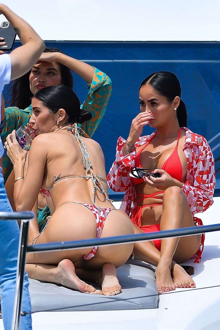 Shanina Shaik Vacationing In Bikini On A Yacht In Los Angeles