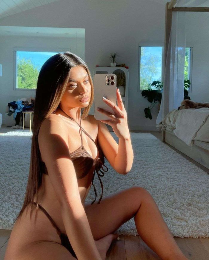 Sofia Jamora Takes Fantastic Selfies In A Bikini