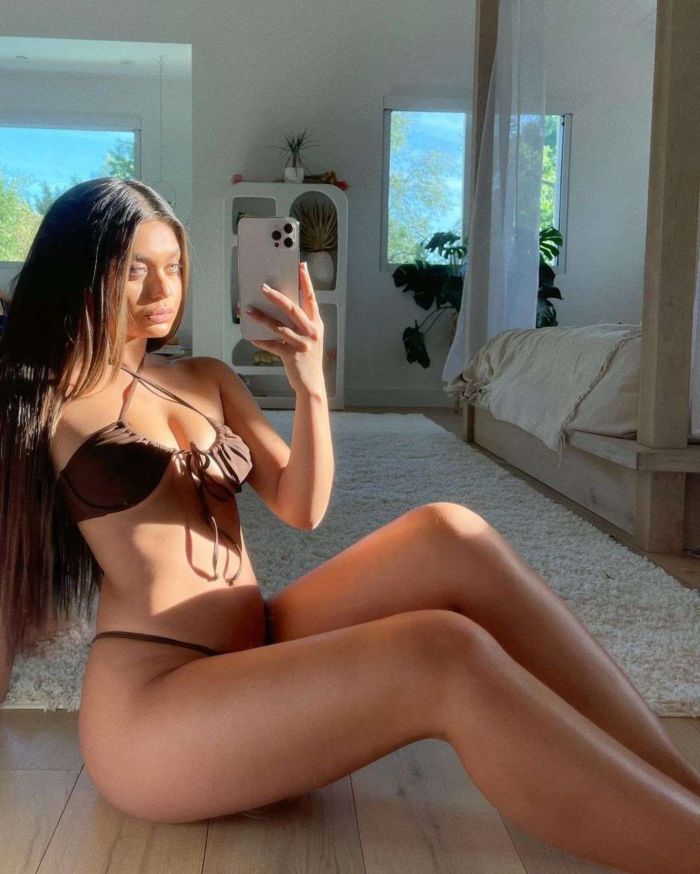 Sofia Jamora Takes Fantastic Selfies In A Bikini
