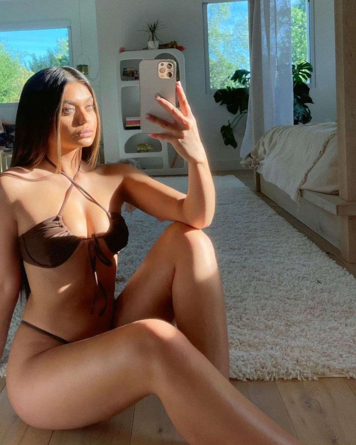 Sofia Jamora Takes Fantastic Selfies In A Bikini