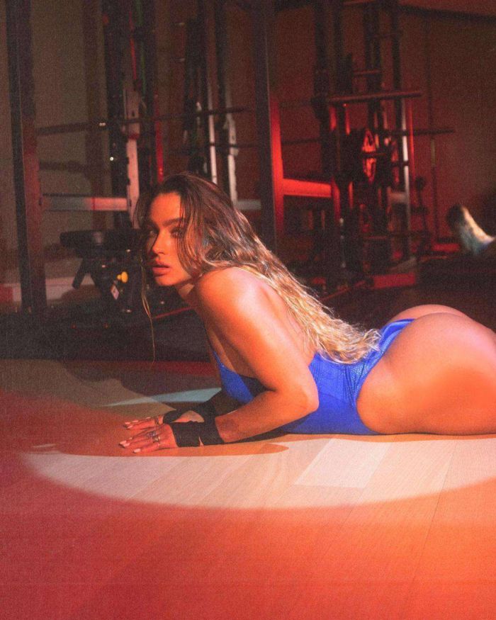 Sommer Ray Looks Amazing In A Blue Swimsuit