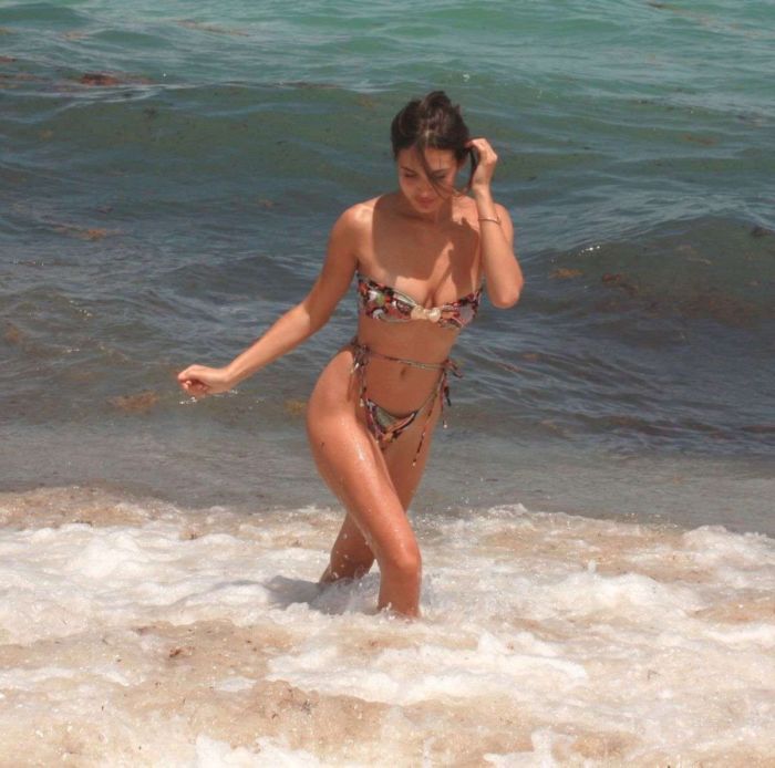 Tao Wickrath Enjoying The Ocean Waves In Bikini At The Beach