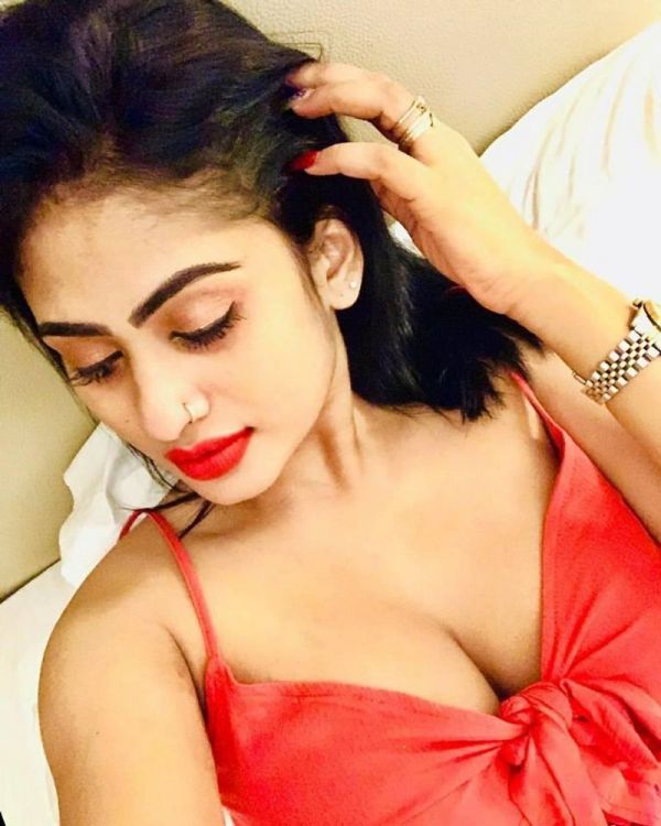 Sri Lankan Actress And Model Piumi Hansamali's Viral Photos